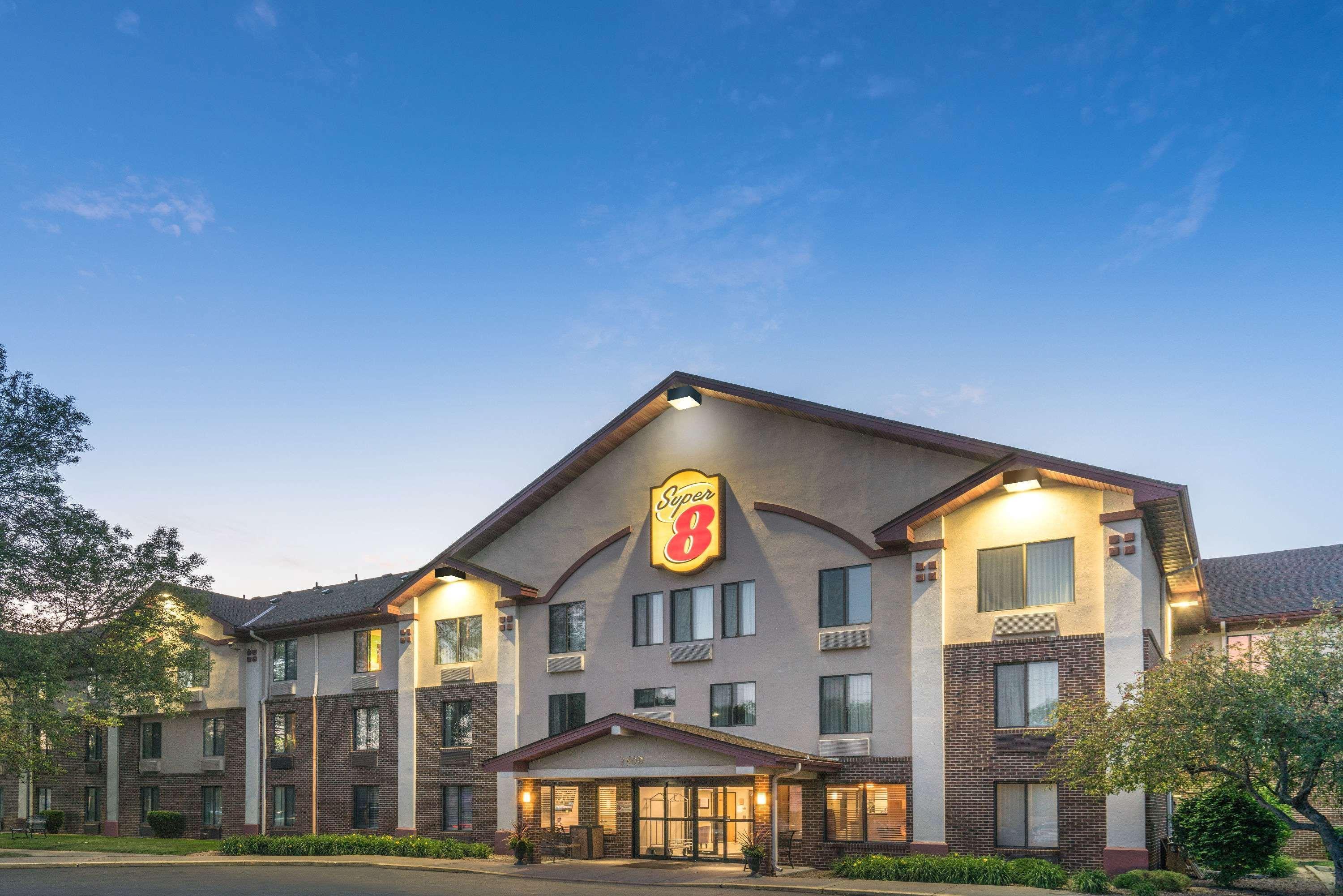 Super 8 By Wyndham Bloomington/Airport Hotel Exterior photo