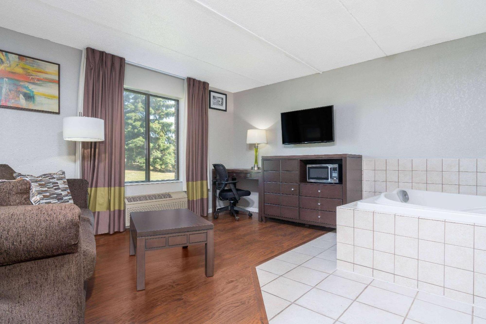 Super 8 By Wyndham Bloomington/Airport Hotel Exterior photo