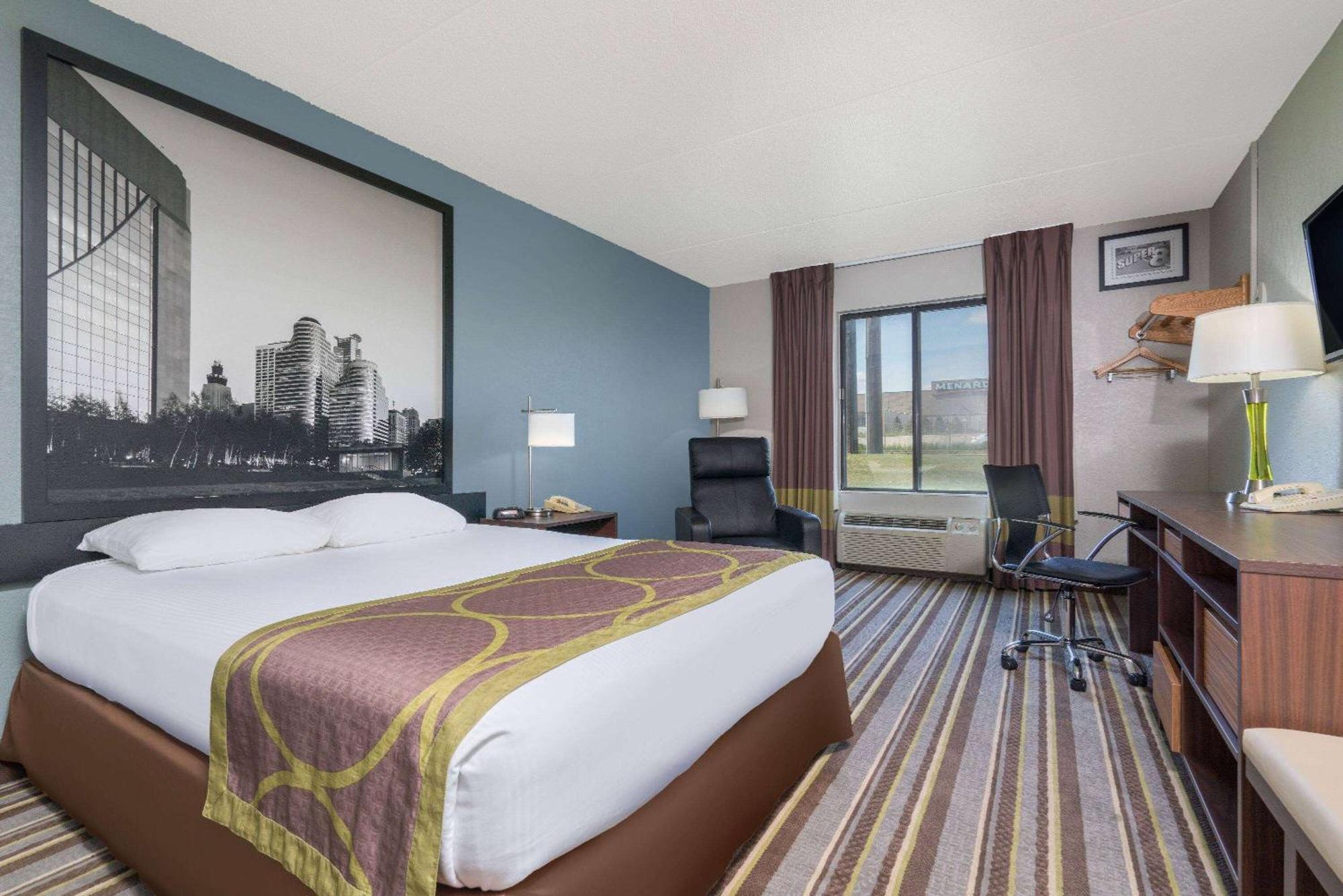 Super 8 By Wyndham Bloomington/Airport Hotel Exterior photo
