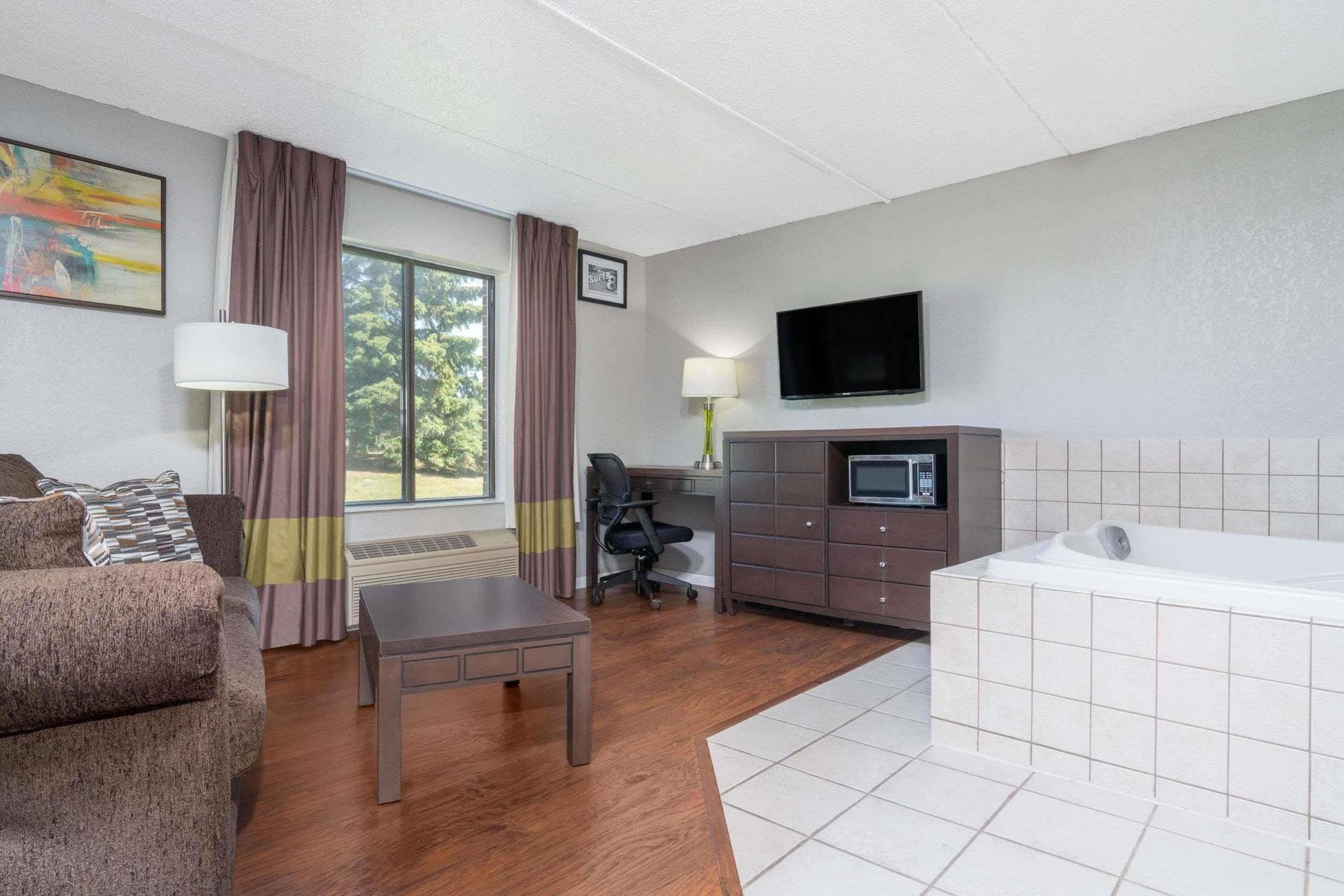 Super 8 By Wyndham Bloomington/Airport Hotel Exterior photo